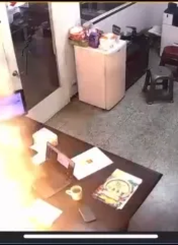 磁吸行動電源爆炸！長髮女子半臉燒傷，驚悚畫面曝光，安全隱患大揭秘