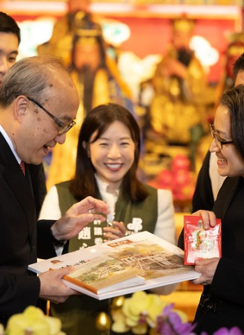 副總統蕭美琴出席木柵指南宮「玉皇聖誕護國祈安禮斗大法會」!誠心祈求國家興盛、國泰民安