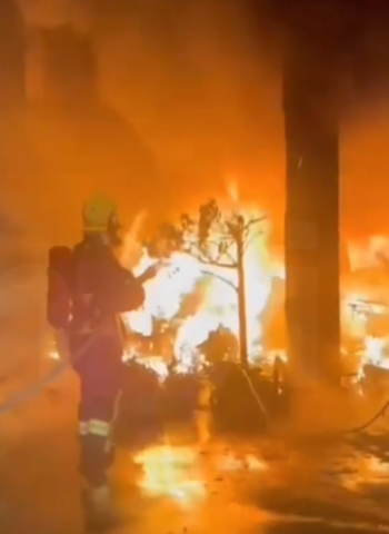 火光沖天!宜蘭機車行突發爆炸 4間店燒毀 9人受困送醫