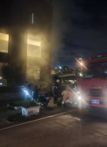 桃園社區大樓驚傳火警！地下室賓士車突自燃