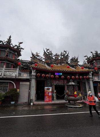 臺南市文化局13日現勘下茄苳旌忠廟震損狀況,緊急加固並加裝防護網展開搶修