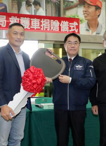 澤霖工程再捐第3輛救護車 臺南市長黃偉哲表彰善舉助力臺南