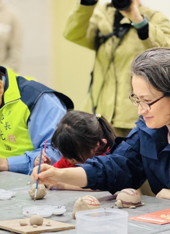 蕭美琴副總統參加澎湖元宵活動 與孩童共創陶土肪片龜傳承百年技藝