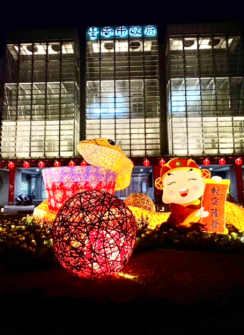 臺南市民治廣場迎春亮麗「金蛇獻瑞」燈飾 展現傳統與現代融合的春節氣氛