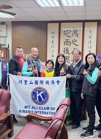 阿里山國際同濟會「一會一校」公益活動助養弱勢學童,溫暖嘉義大崎國小