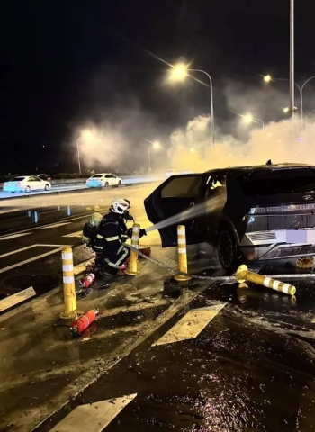 楊梅休息站重大車禍 電動車大火！電動車撞分隔島起火釀2死6傷，駕駛返鄉夢碎