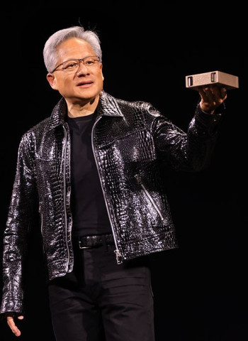 NVIDIA黃仁勳低調抵台！不搭專機真相曝光，還點名通化夜市水果攤