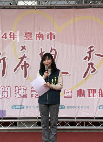 臺南市舉辦「新希望 秀出愛」開運義剪暨心理健康宣導活動,市民齊聚迎春接福