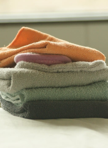 毛巾清潔大揭秘：一招解決「又臭又滑」問題，恢復潔淨柔軟