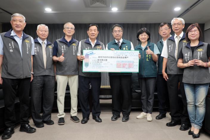 臺灣首廟天壇捐300萬予臺南市府助丹娜絲颱風災後復原，市長黃偉哲親頒感謝狀