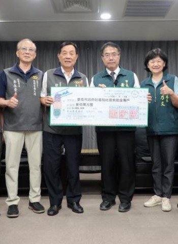 臺灣首廟天壇捐300萬予臺南市府助丹娜絲颱風災後復原，市長黃偉哲親頒感謝狀