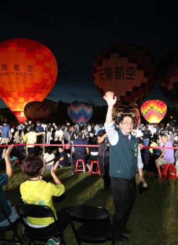 熱氣球光雕結合無人機秀　臺南夜空閃耀六萬人共賞　市長黃偉哲籲全臺遊客來臺南放鬆一夏