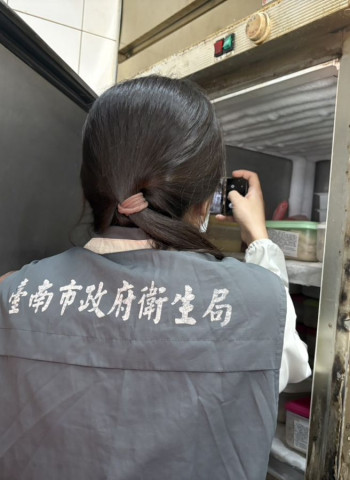 臺南名店「周氏蝦捲」捲入食安爭議　衛生局：初判為店員個人行為、限期改善4項缺失