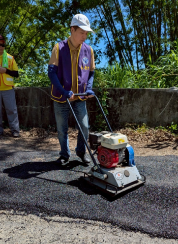 臺南國際同際會永康同濟會攜手友會補路 烈日下鋪路為民行  溫暖串聯行的希望