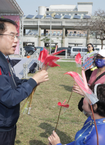 臺南市長黃偉哲出席2025國際婦女節活動 致贈火鶴花感謝女性貢獻