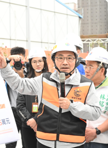新北市長侯友宜視察土城頂福安居社宅新闢道路 強調打造舒適便利安居環境