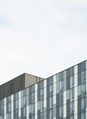 防曬隔熱新突破！超強隔熱膜讓汽車降溫10°C，建築玻璃防爆抗颱更安心！