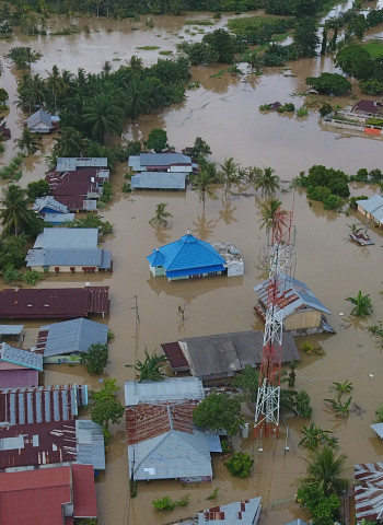 印尼洪水及山體滑坡釀3死5失蹤 災情持續惡化