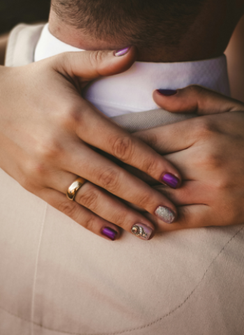 丈夫出軌親姊妹！人妻點燃下體拿刀追砍遭逮捕