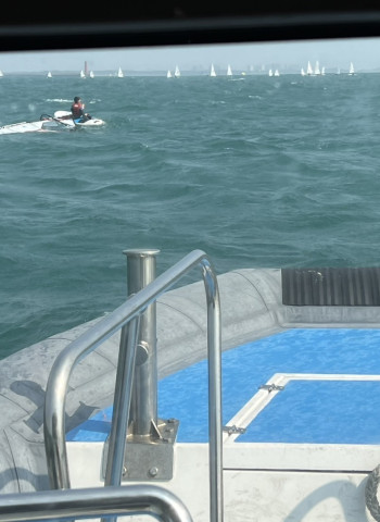 民眾參加風帆遊憩請求協助 海巡署艦隊馳赴救援