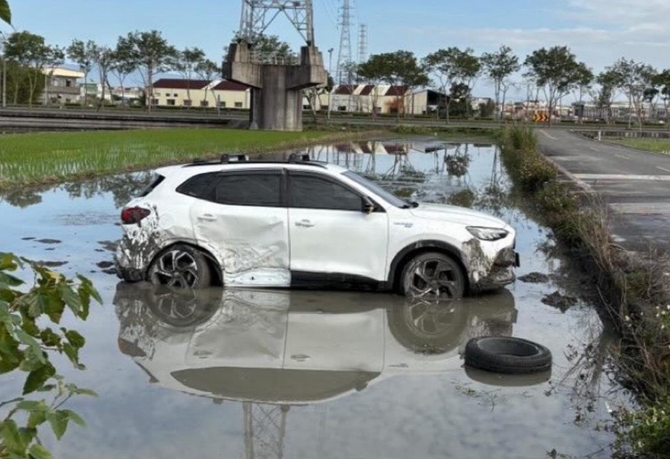 宜蘭兩轎車猛烈相撞！白色自小客車飛出車道，駕駛與乘客重傷送醫
