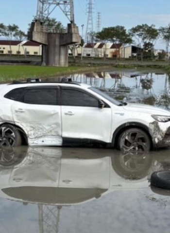 宜蘭兩轎車猛烈相撞！白色自小客車飛出車道，駕駛與乘客重傷送醫