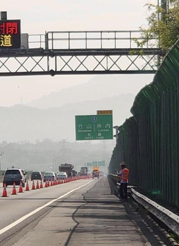 壯觀紫斑蝶潮！4萬蝶飛越國道 國3北上林內段緊急封閉讓蝶先行