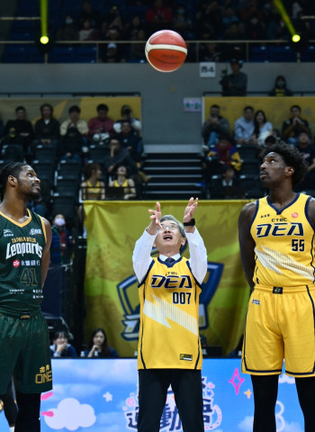 調查局陳白立局長應邀「新北中信特攻籃球隊」主場開球 號召熱血球迷加入「打詐.反毒」行列