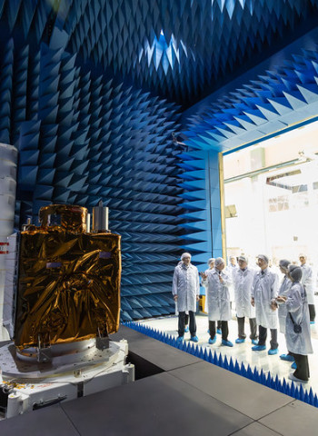 賴清德總統視察福衛八號進展 籲產學研備戰啟運、強化太空戰略佈局