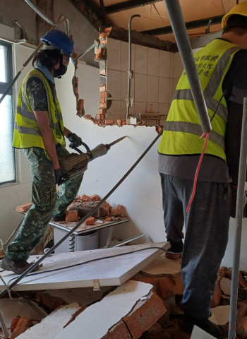 新北市出手！嚴查頂加套房違建 強制拆除逾300件 守護居住安全