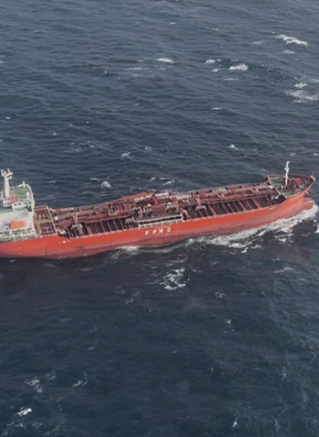 海上緊急救援！臺籍化學輪船員身體不適，海巡署空勤直升機迅速吊掛送醫松山機場