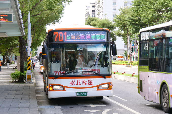 新北歡樂耶誕城人潮不斷湧入板橋！周邊交通仍奇蹟維持平穩　交通局重申大眾運輸最省時最聰明