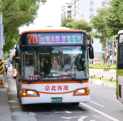新北歡樂耶誕城人潮不斷湧入板橋！周邊交通仍奇蹟維持平穩　交通局重申大眾運輸最省時最聰明