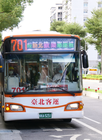 新北歡樂耶誕城人潮不斷湧入板橋！周邊交通仍奇蹟維持平穩　交通局重申大眾運輸最省時最聰明