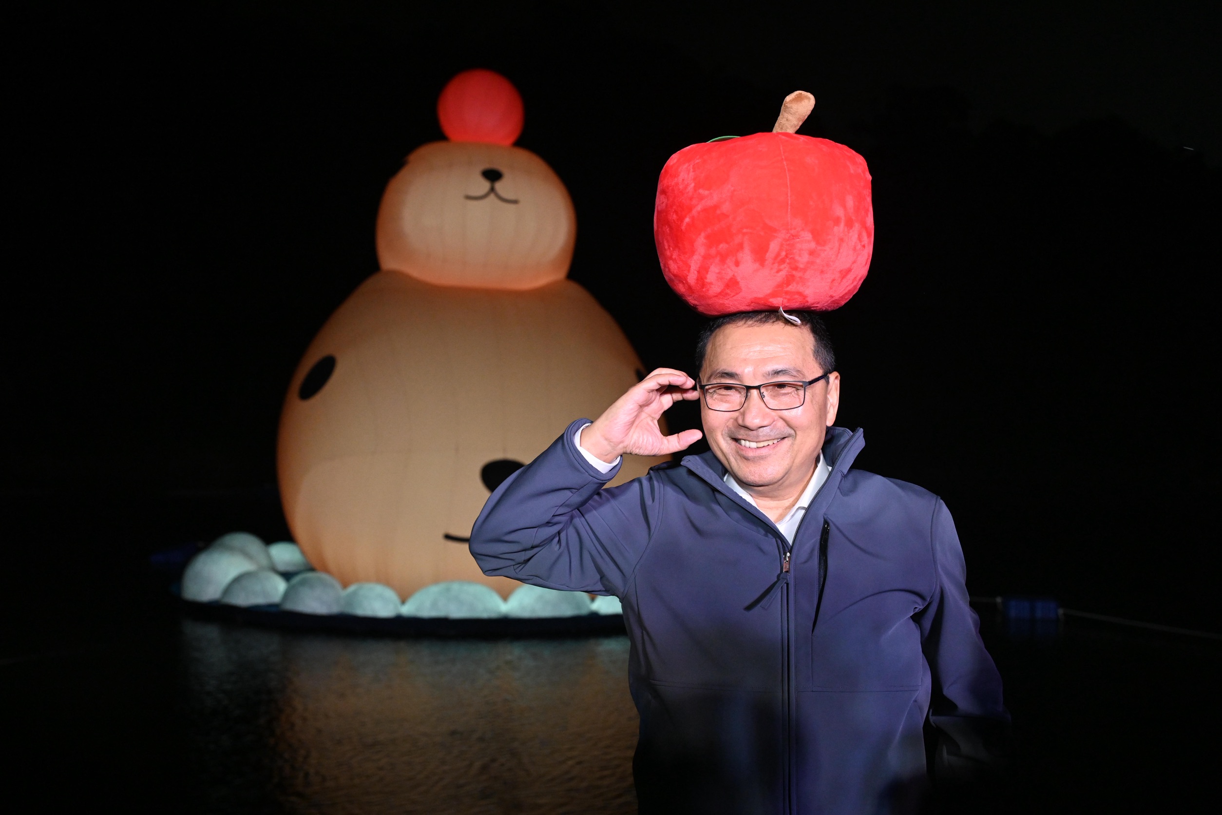 12公尺「水豚君」首度現身新北碧潭　市長侯友宜：以療癒創意共享最美水岸時刻