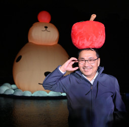 12公尺「水豚君」首度現身新北碧潭　市長侯友宜：以療癒創意共享最美水岸時刻