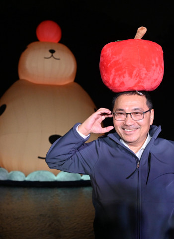 12公尺「水豚君」首度現身新北碧潭　市長侯友宜：以療癒創意共享最美水岸時刻