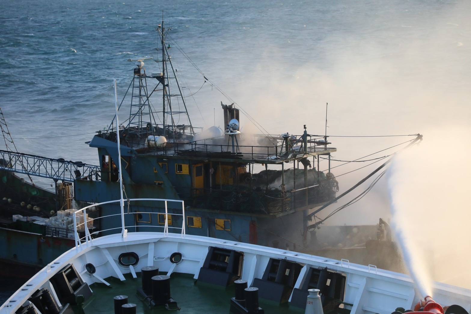 中國漁船在北部海域失火 新竹艦海巡署即刻人道救援 15名船員安全撤離