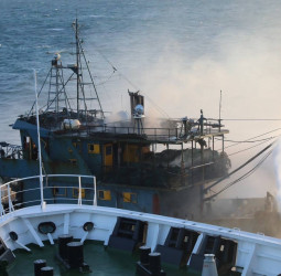 中國漁船在北部海域失火 新竹艦海巡署即刻人道救援 15名船員安全撤離