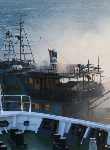 中國漁船在北部海域失火 新竹艦海巡署即刻人道救援 15名船員安全撤離
