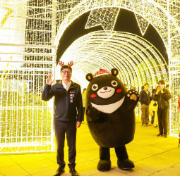 高雄市長陳其邁點亮高雄永恆星冠聖誕樹 高雄聖誕生活節正式登場，中央公園浪漫光影引爆冬日熱潮