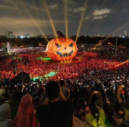 2025高雄萬聖節首度移師衛武營 30萬人共襄盛舉 市長陳其邁「地味」裝扮驚喜現身