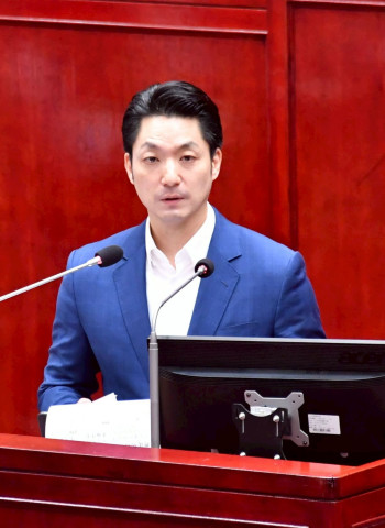 臺北市長蔣萬安赴臺北市議會專案報告：北市都更報核量年增逾四成、捷運與行人安全同步強化