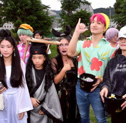 臺北市長蔣萬安化身Saja Boys成員出席「天母搞什麼鬼萬聖節嘉年華」 與市民同樂