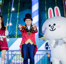 LINE FRIENDS、李雅英同台點燈 新北市長侯友宜宣布「2025新北歡樂耶誕城」正式開城