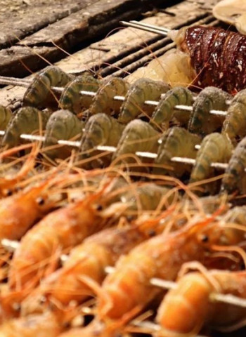 超熱門墾丁大街海鮮燒烤餐廳 現撈活蝦鮮味引爆饕客味蕾