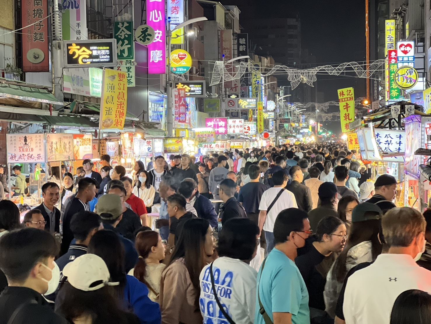 高雄六合夜市人潮爆發　攤商讚演唱會帶動業績翻倍　感謝高雄市府打造觀光商機，夜市人氣與商機雙提升