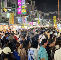 高雄六合夜市人潮爆發　攤商讚演唱會帶動業績翻倍　感謝高雄市府打造觀光商機，夜市人氣與商機雙提升