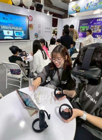 臺南市領航教師攜手學校共譜AI新樂章！VR沉浸式體驗打造有感學習的震撼成果曝光