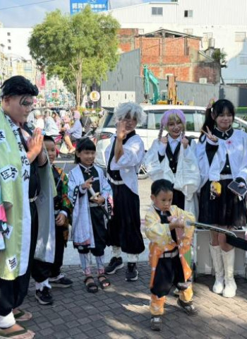 臺南海安觀光商圈萬聖節派對熱鬧登場 萬人扮裝潮爆海安街頭
